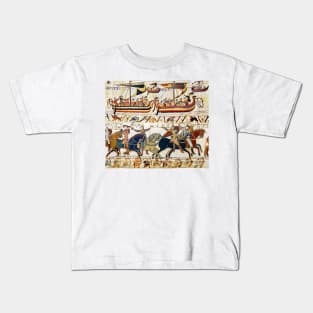 THE BAYEUX TAPESTRY ,BATTLE OF HASTINGS ,NORMAN KNIGHTS HORSEBACK, ARHERS AND VIKING SHIPS Kids T-Shirt